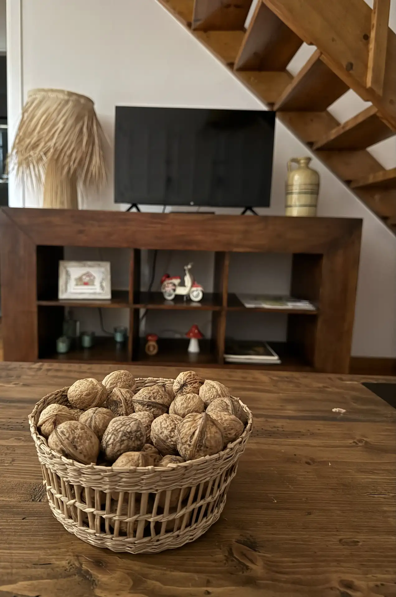 Cesto de nueces frente en el salón