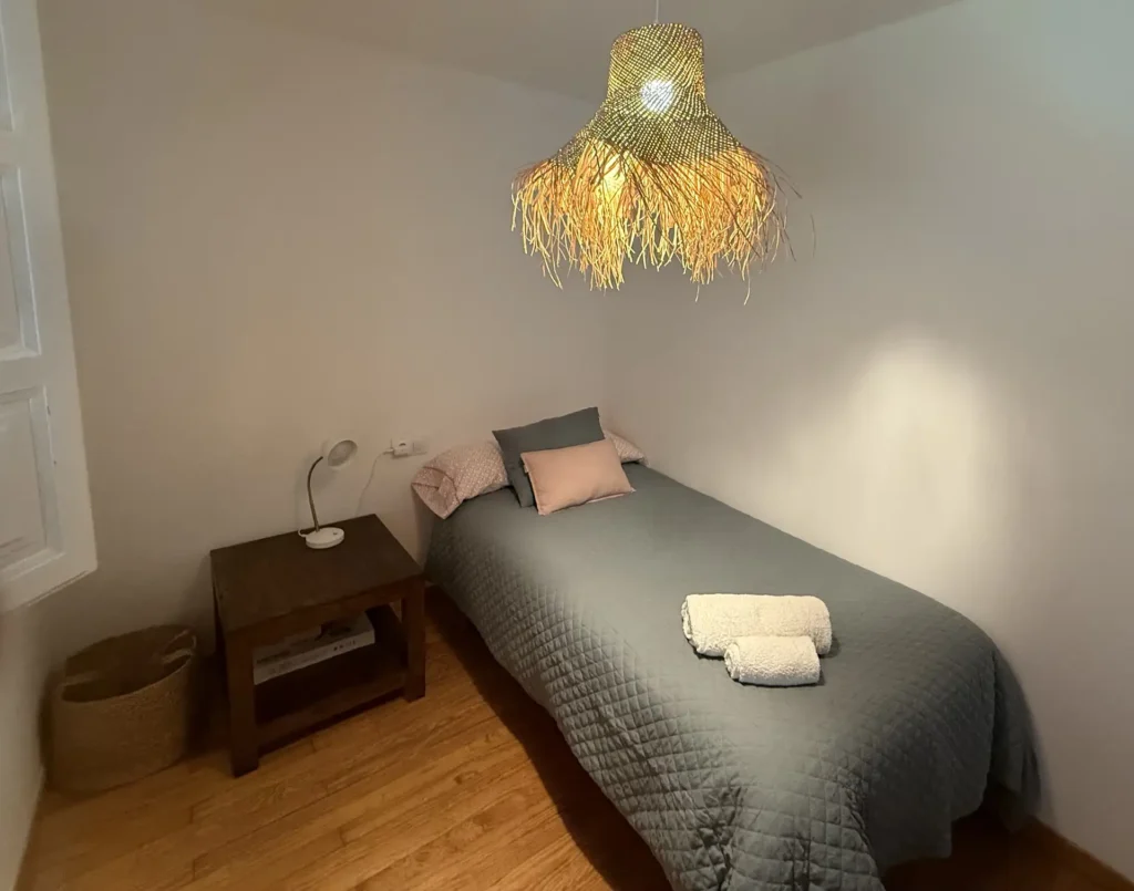 Dormitorio con una cama