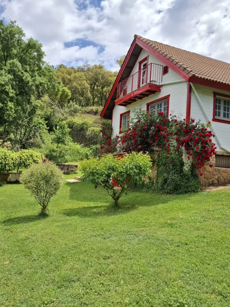La casa bajo un cielo con nubes y claros