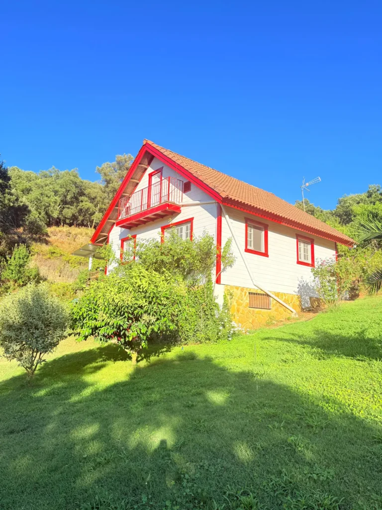 La casa bajo un cielo azul radiante