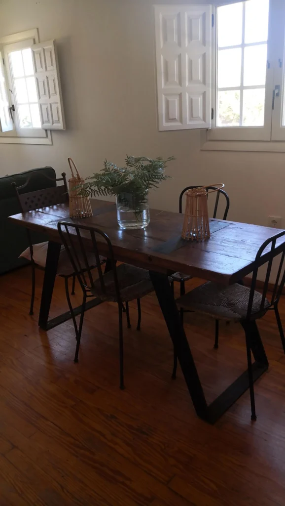 Mesa del comedor con dos ventanas