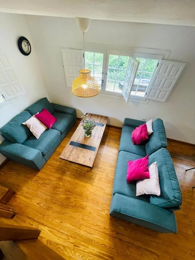 Vista del salón desde arriba de la escalera