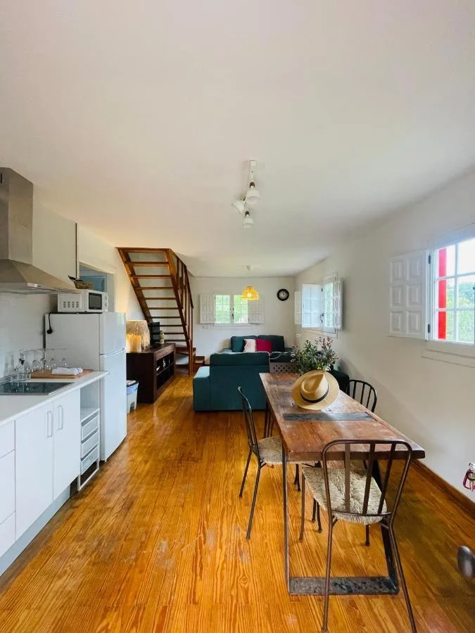 Vista de la cocina y el salón desde la cocina