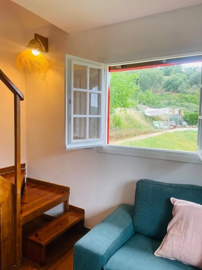 Vista de la zona de piscina desde una ventana del salón