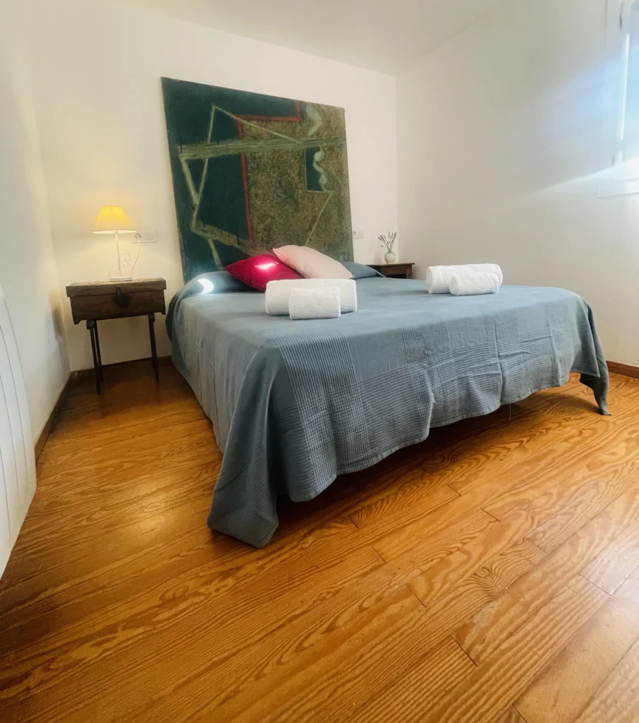 Dormitorio de matrimonio con una cama y dos mesillas