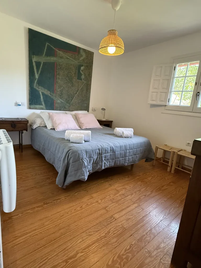 Habitación amplia con cama de matrimonio