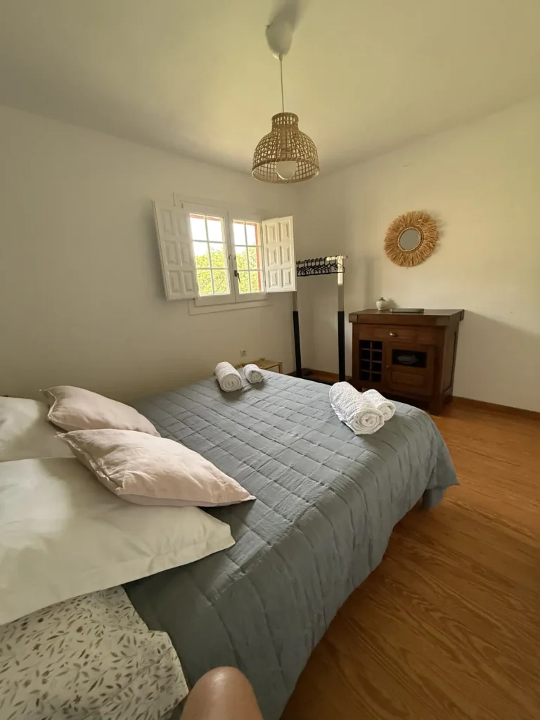 Habitación con cama de matrimonio