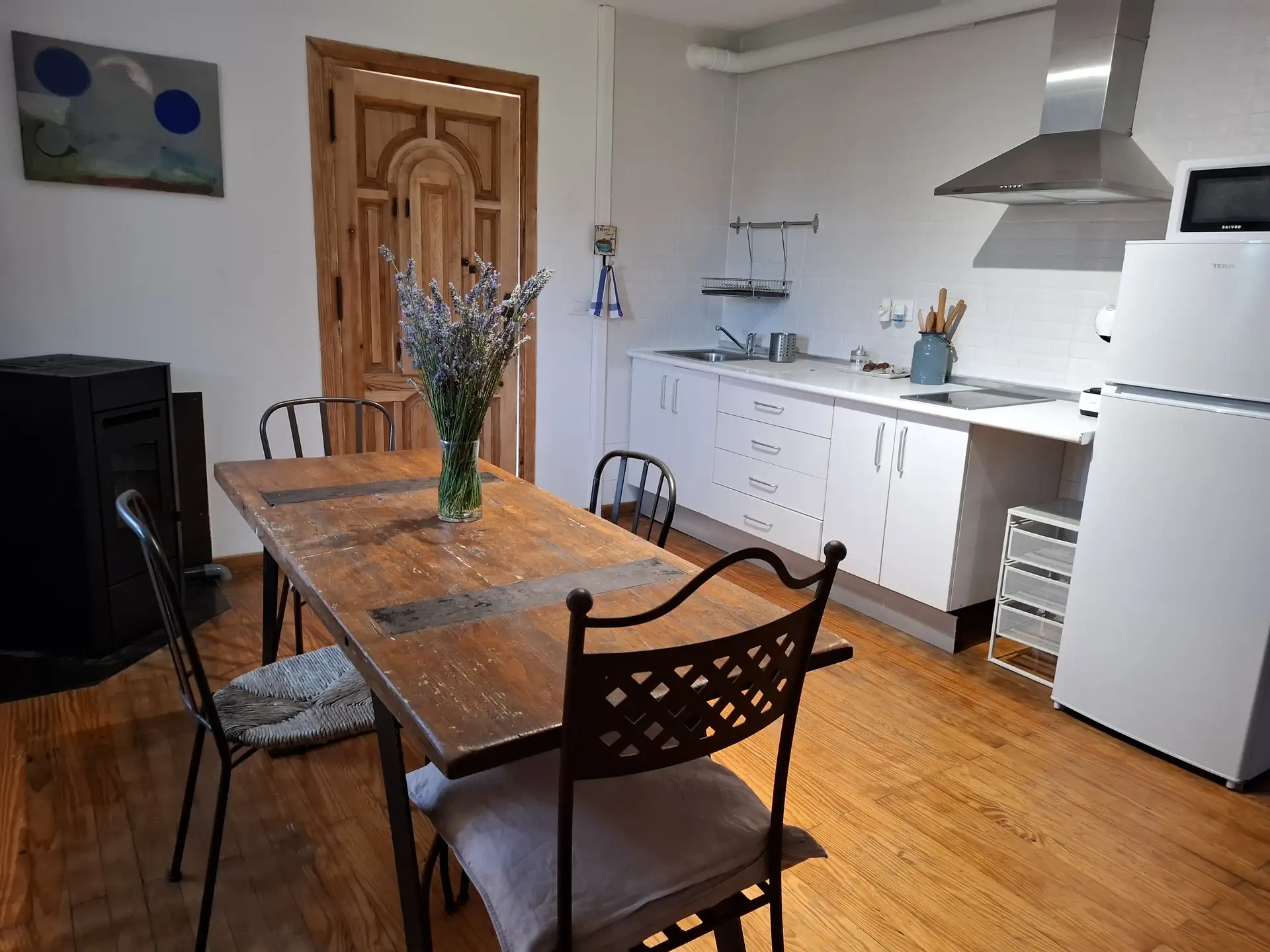 Vista de la cocina y la mesa de comedor